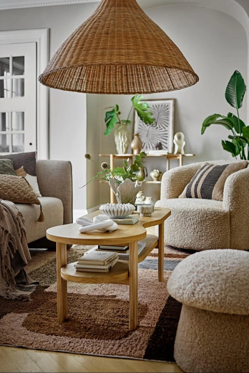 La decoración boho se caracteriza, entre otras cosas, por elementos de ratán y plantas. Aquí puedes ver un salón decorado en estilo boho con productos de Bloomingville.