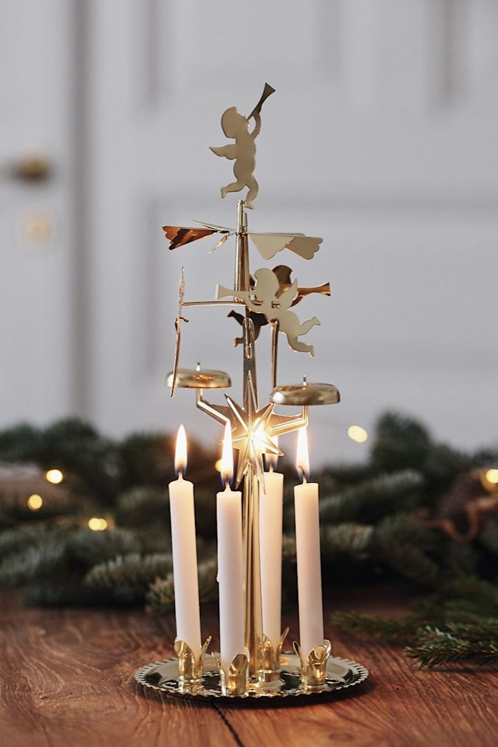 Cómo decorar con adornos navideños tradicionales escandinavos: el acogedor candelabro giratorio de Dala Industrier es el adorno navideño escandinavo perfecto para crear la atmósfera perfecta en tu hogar.