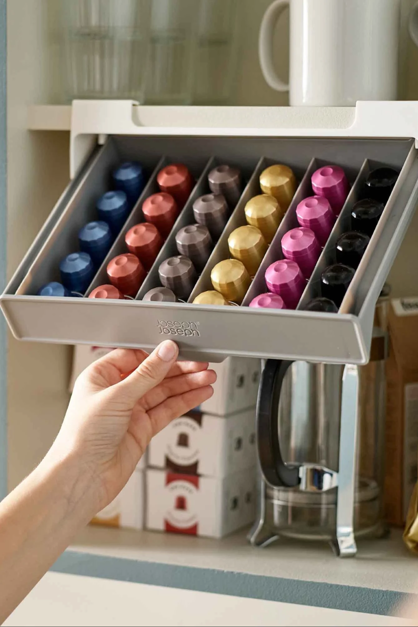 En este práctico cajón puedes organizar y almacenar las cápsulas de café.