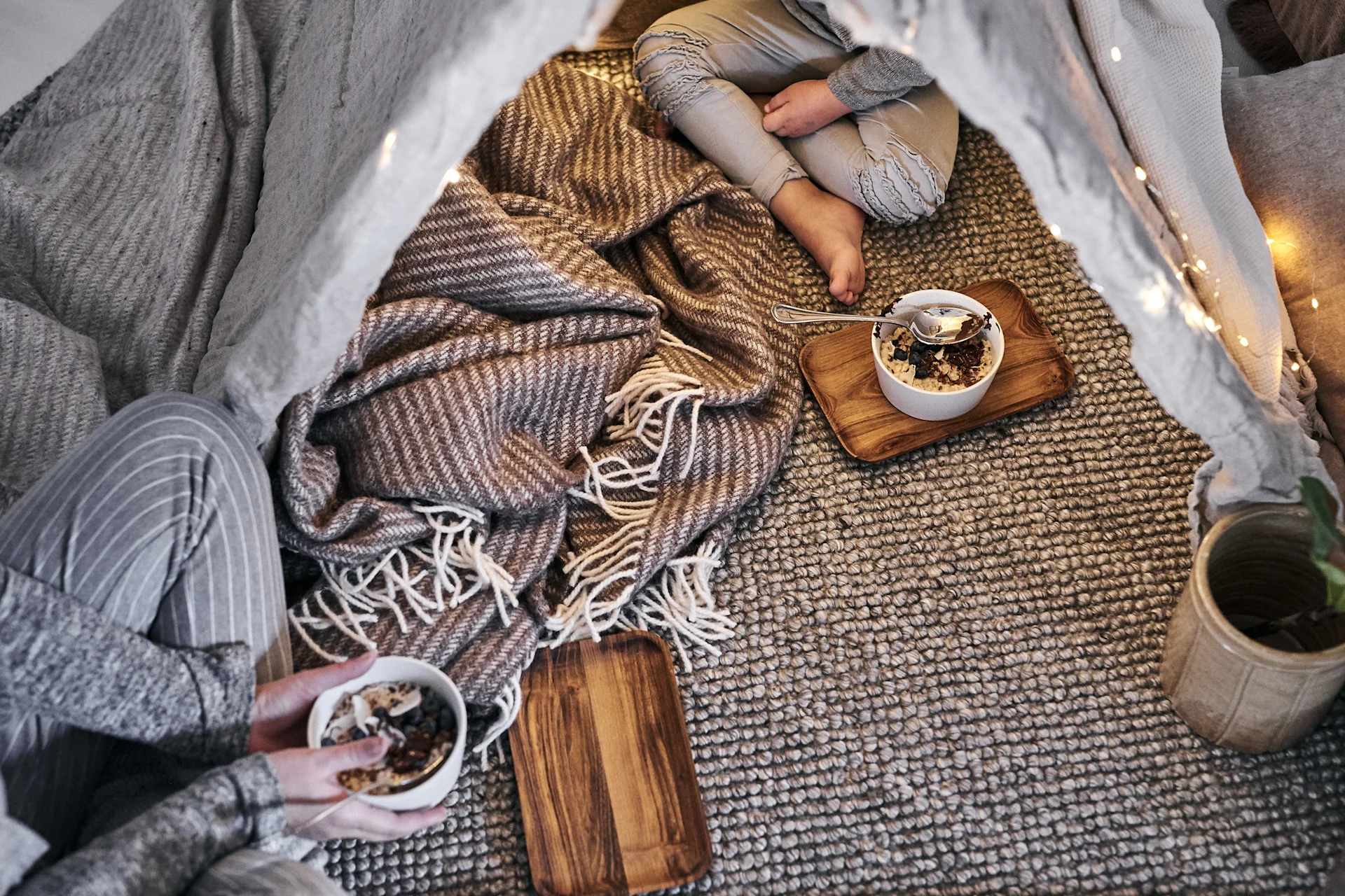 En nuestra lista de tareas para el otoño te damos numerosos consejos sobre qué actividades escandinavas puedes hacer este otoño: por ejemplo, haz que tu sala de estar sea acogedora y organiza una noche de cine.