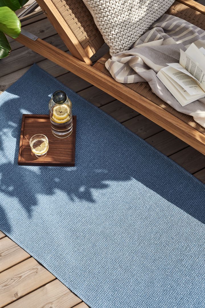 Un primer plano de la alfombra de plástico de Scandi Living en azul en nuestra guía para elegir la alfombra adecuada.