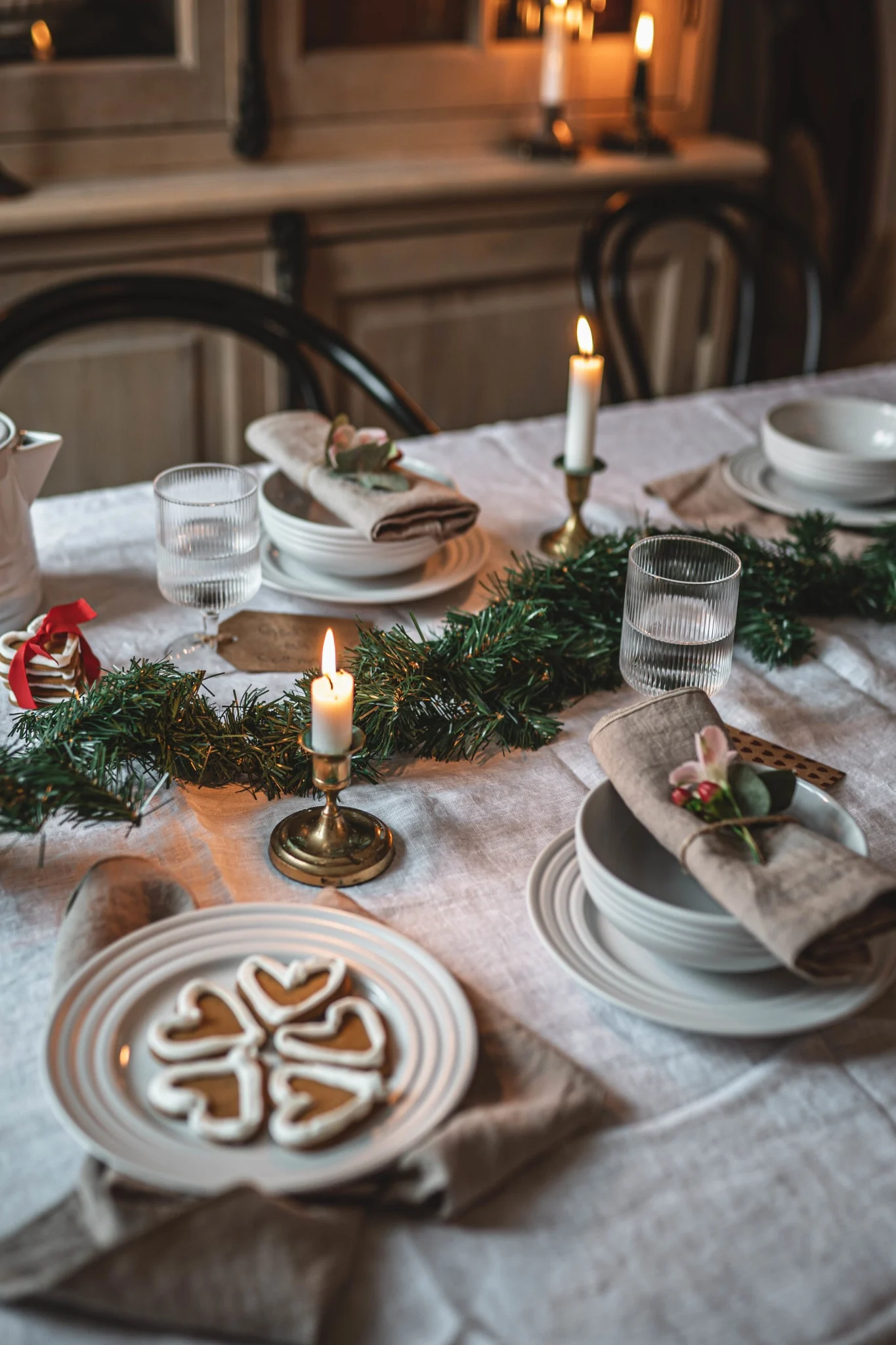 Una mesa acogedora decorada para Navidad, con vajilla de NJRD y galletas suecas de jengibre (pepparkakor).