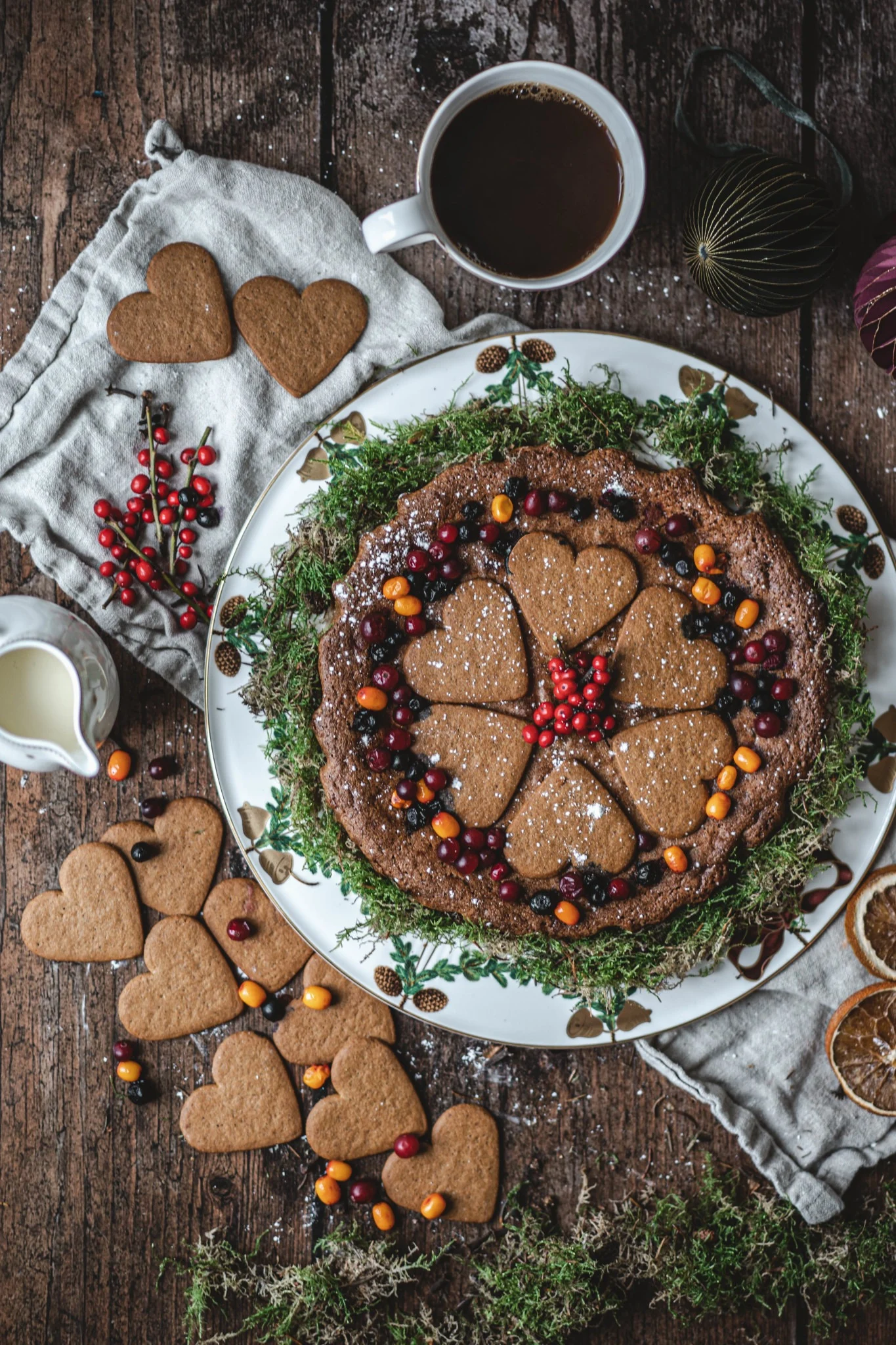 La repostería tradicional sueca es simplemente indispensable en la Navidad en Suecia. Aquí, un pastel de chocolate decorado con pepparkakor se encuentra sobre una mesa.