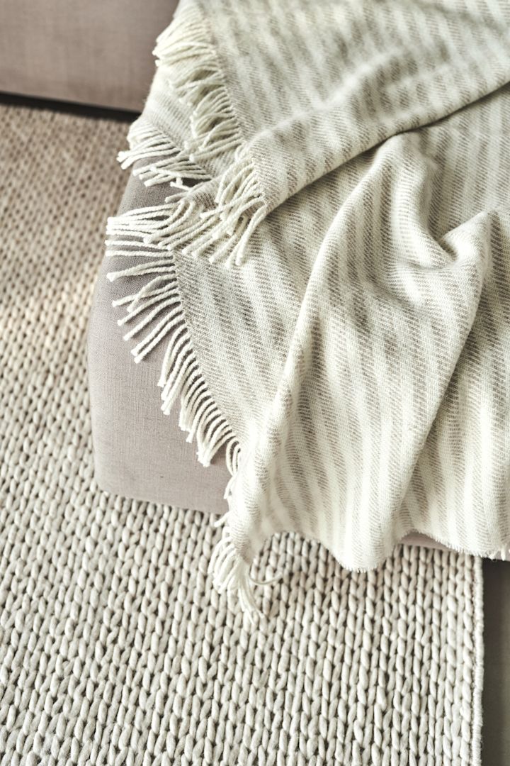 La manta Tidal en beige de Scandi Living es una idea exclusiva y elegante para un regalo de boda.