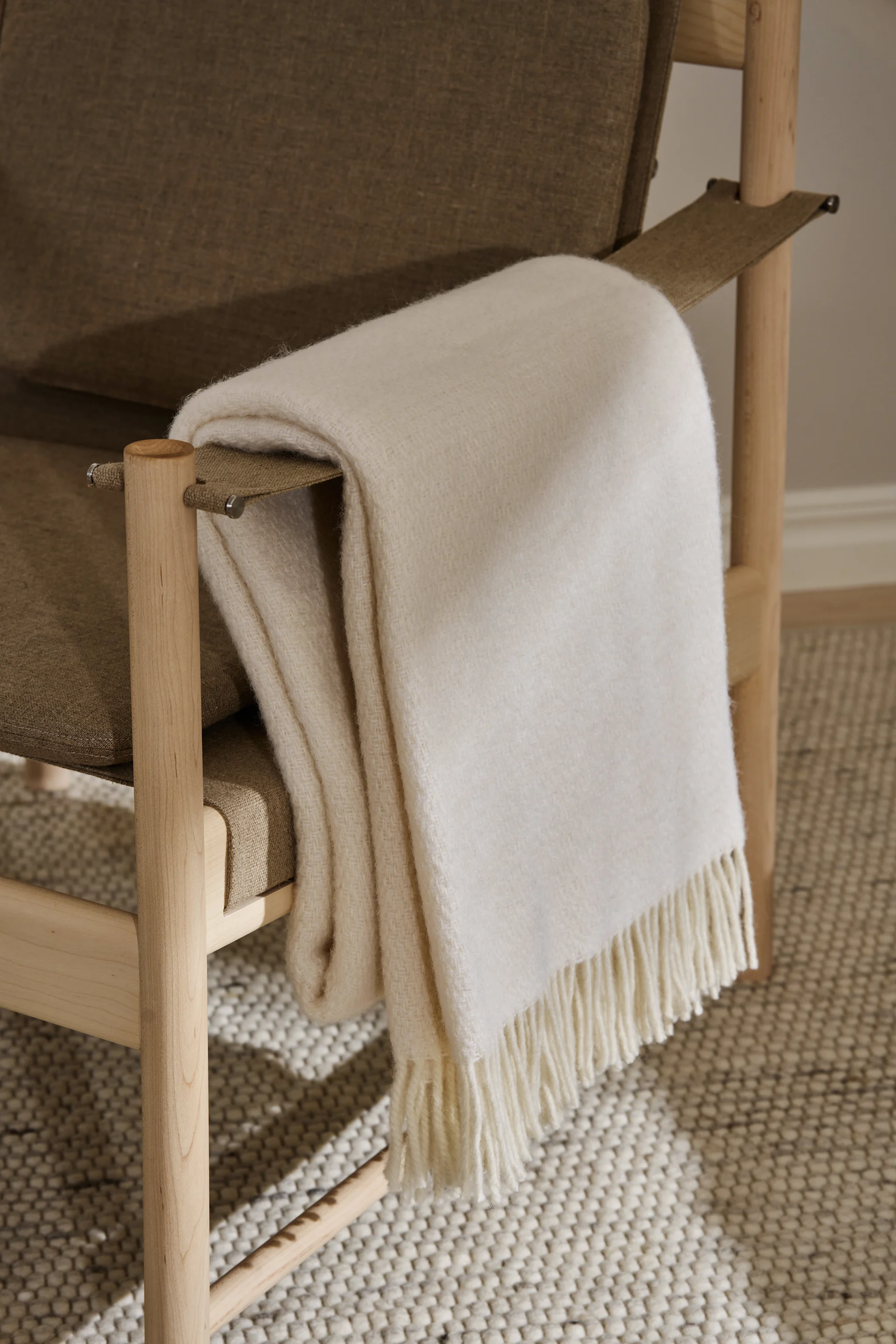 La manta Tidal en beige de Scandi Living es una idea exclusiva y elegante para un regalo de boda.