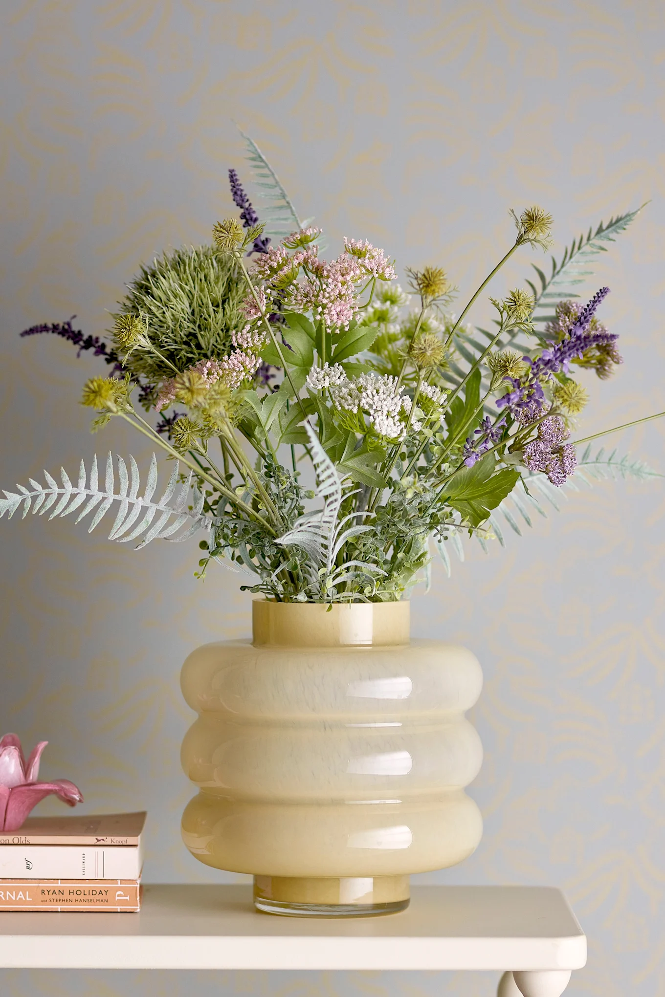 Un jarrón amarillo que refleja una de las principales tendencias de color en la decoración de interiores para 2026.