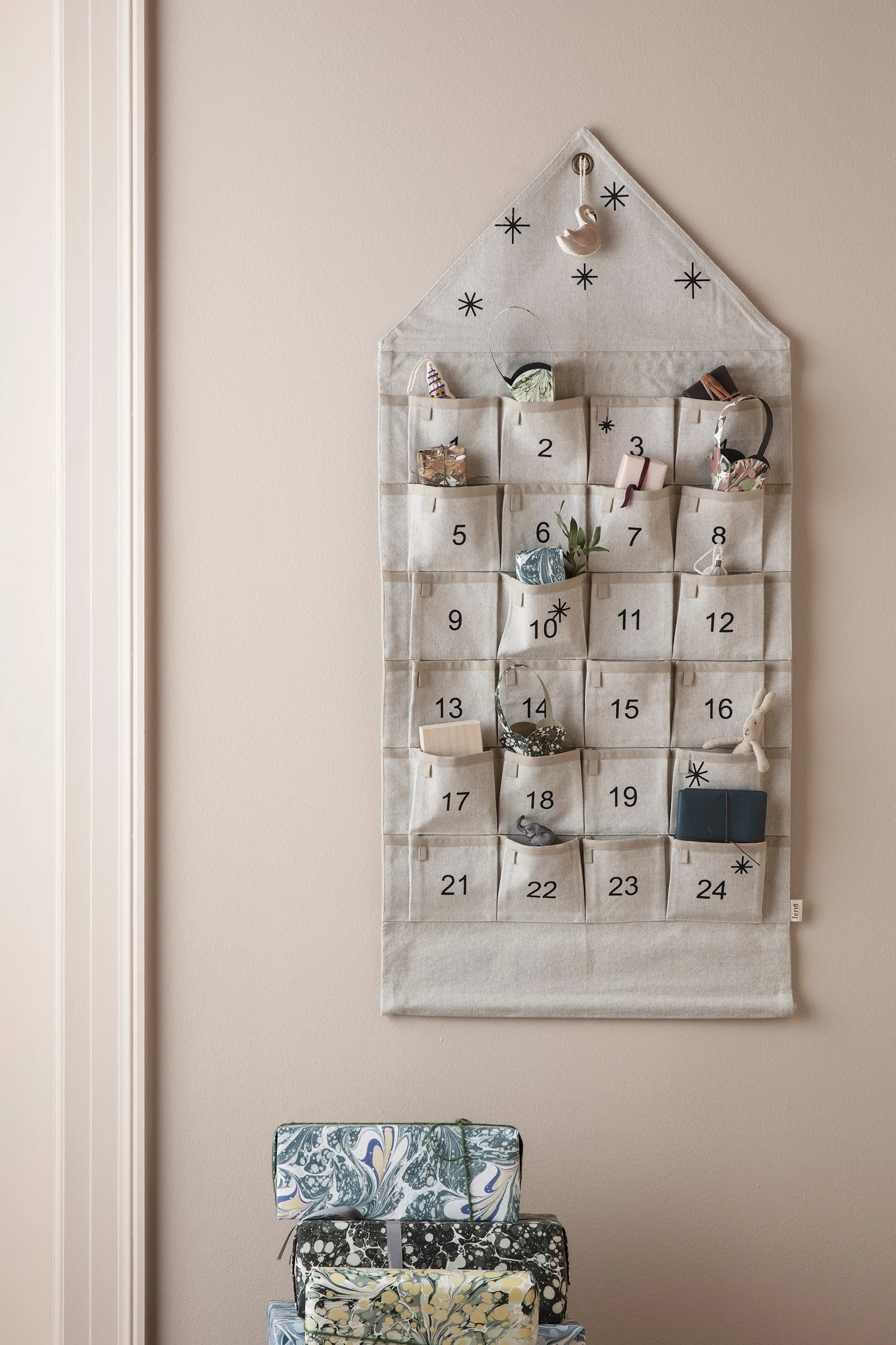 Calendario de adviento de tela en forma de estrella de Ferm Living: perfecto para rellenar con regalos navideños para adultos y niños de cara a la próxima Navidad.