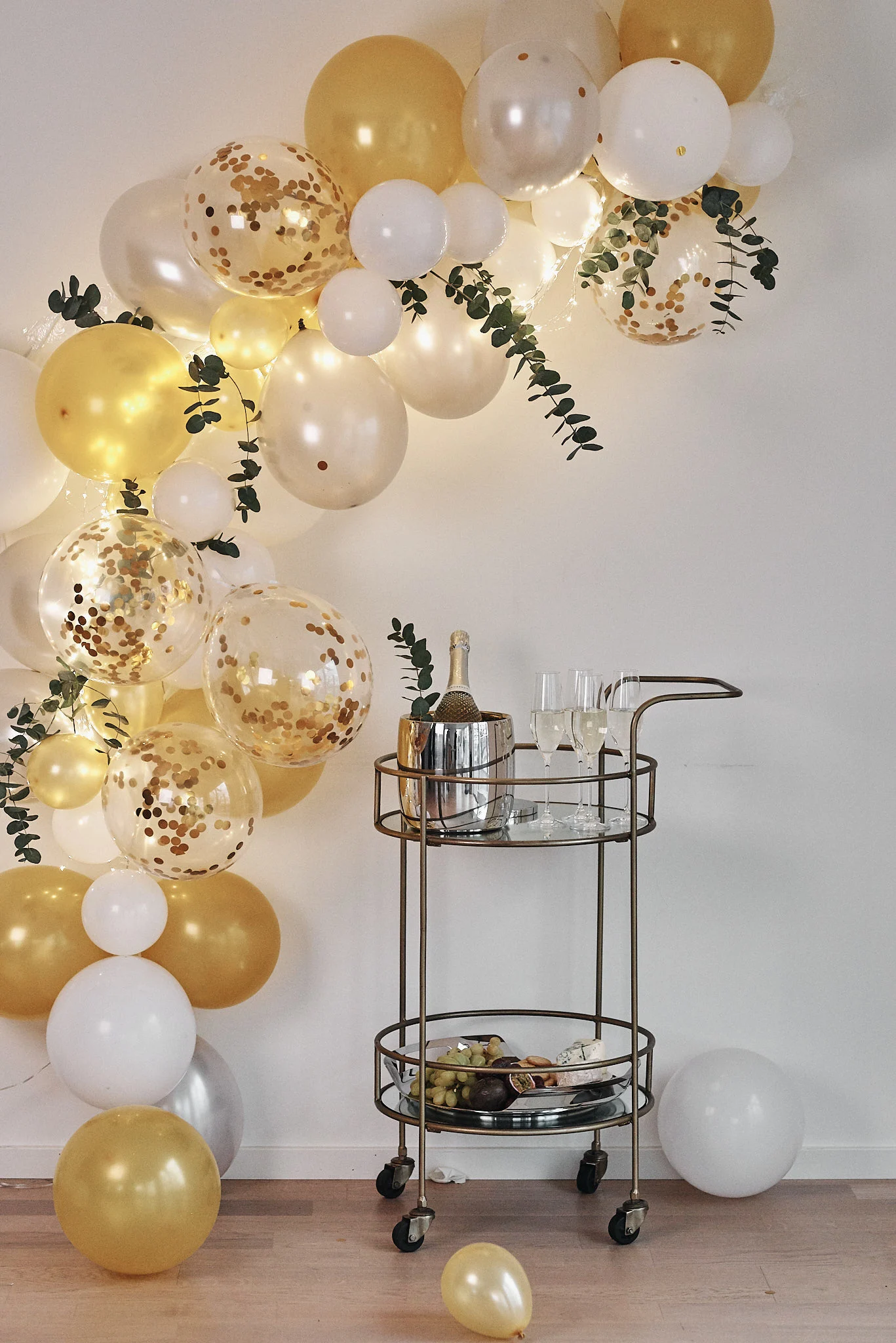 Ideas para tu fiesta de Nochevieja: crea un espacio en un rincón para hacer fotos y decóralo con muchos globos, por ejemplo.