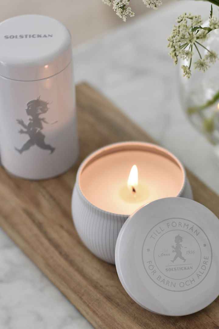 La caja de regalo Solstickan consta de una vela perfumada y una elegante caja de cerillas, lo que la convierte en un regalo perfecto para el Día de la Madre.