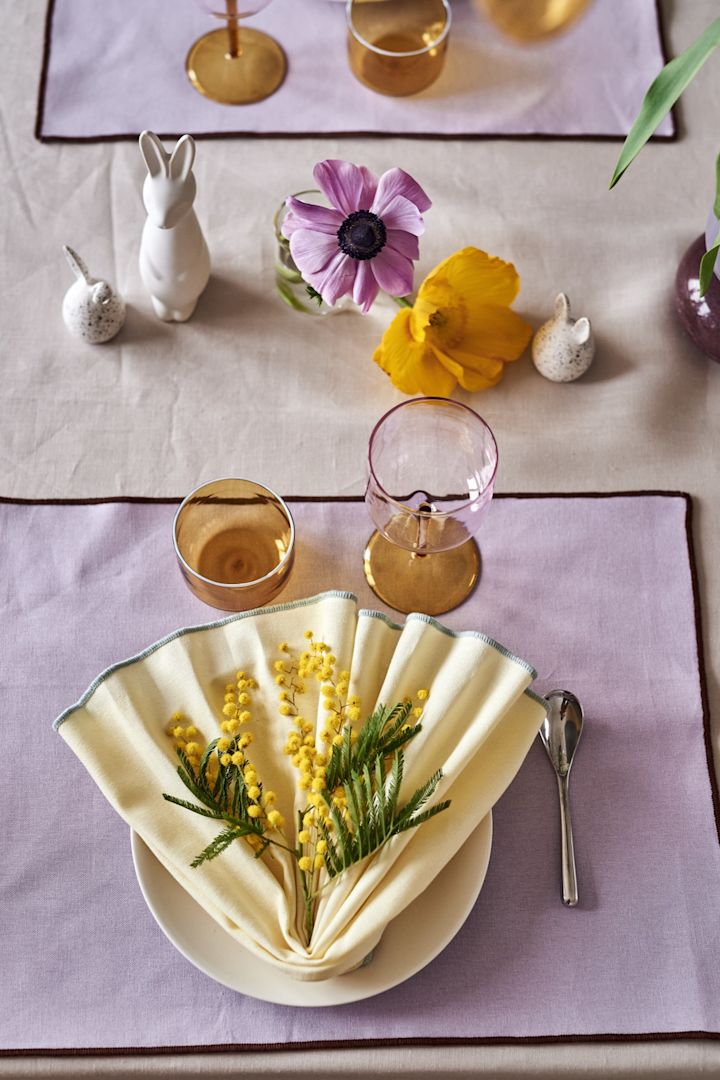 Tus ideas para la mesa de Pascua siempre deberían incluir un doblado de servilleta como el que ves aquí, en tonos amarillos.