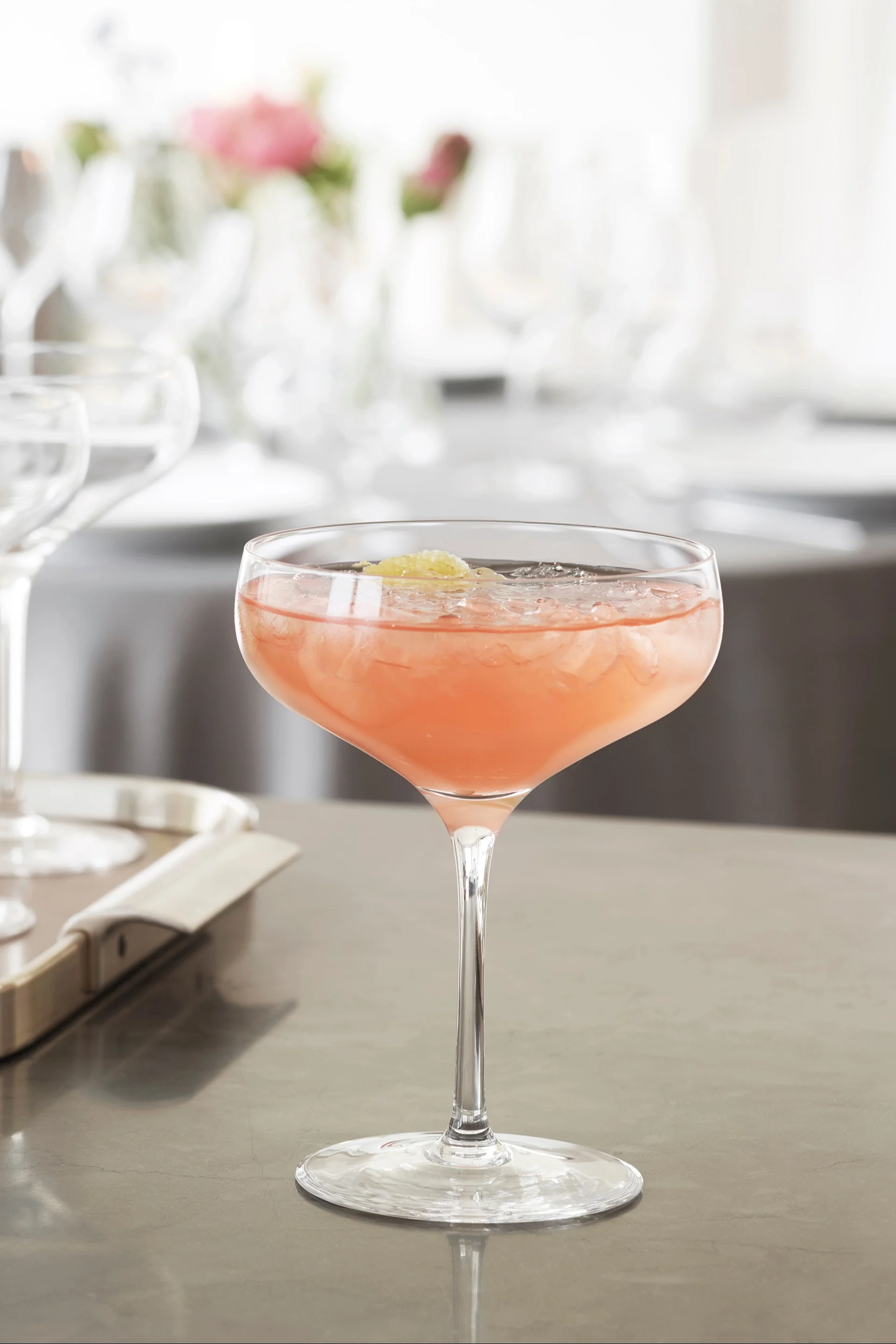 Un cóctel sin alcohol con pomelo servido aquí en una copa de cóctel Cabernet de Holmegaard.