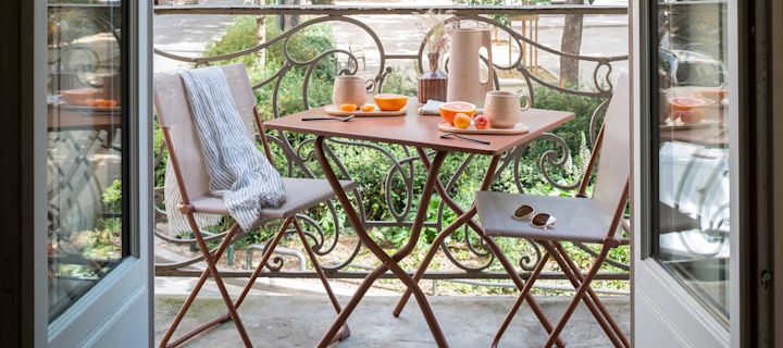 Muebles de balcón pequeños: la silla de balcón de Lafuma y la mesa de café a juego son el conjunto de muebles perfecto para un balcón pequeño, ya que ocupan poco espacio y se pueden plegar. Los muebles de acero de color terracota tienen un aspecto moderno y son adecuados para la mayoría de los balcones.