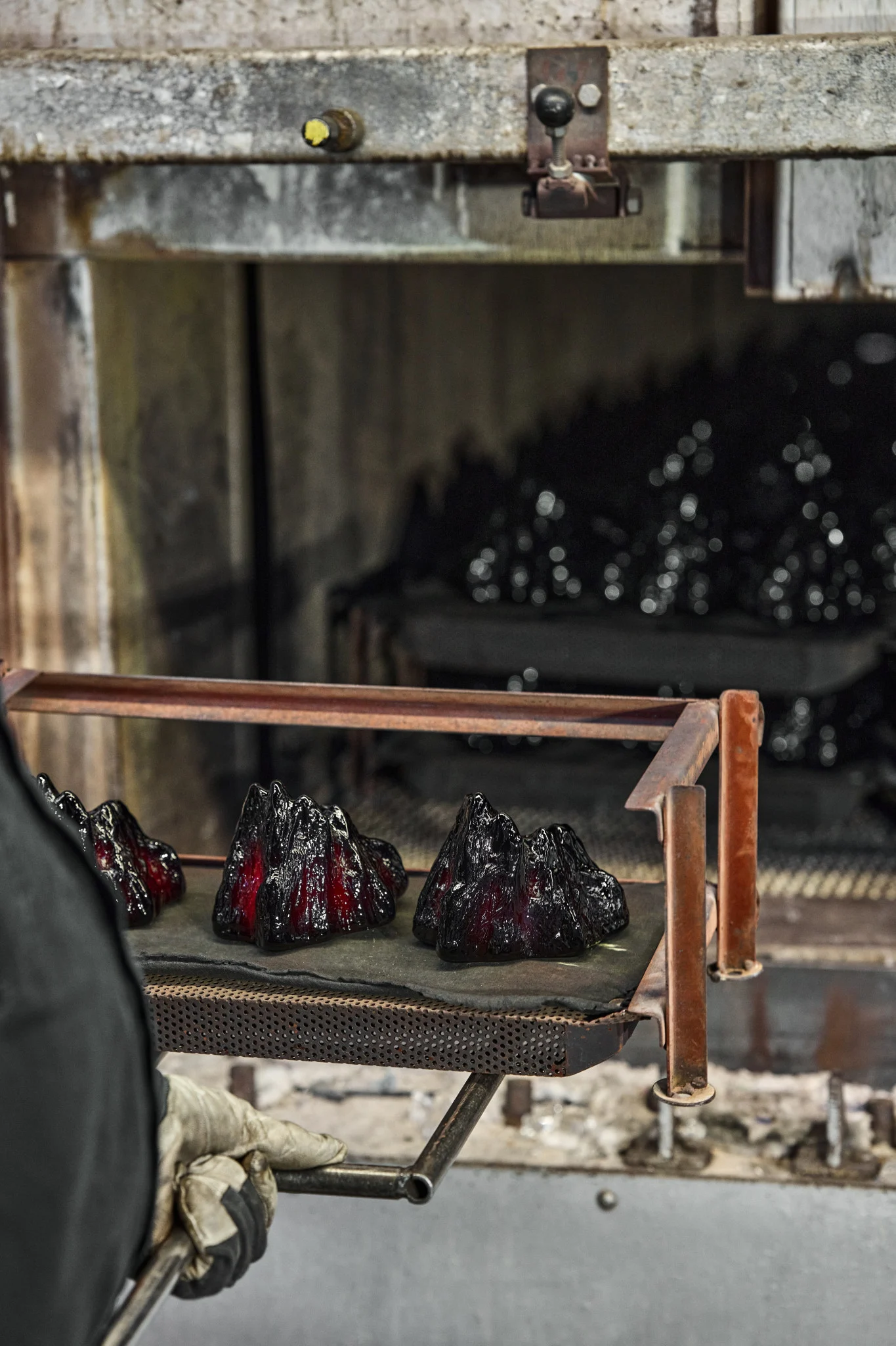 Los portavelas The Rock ya endurecidos están colocados sobre una bandeja.