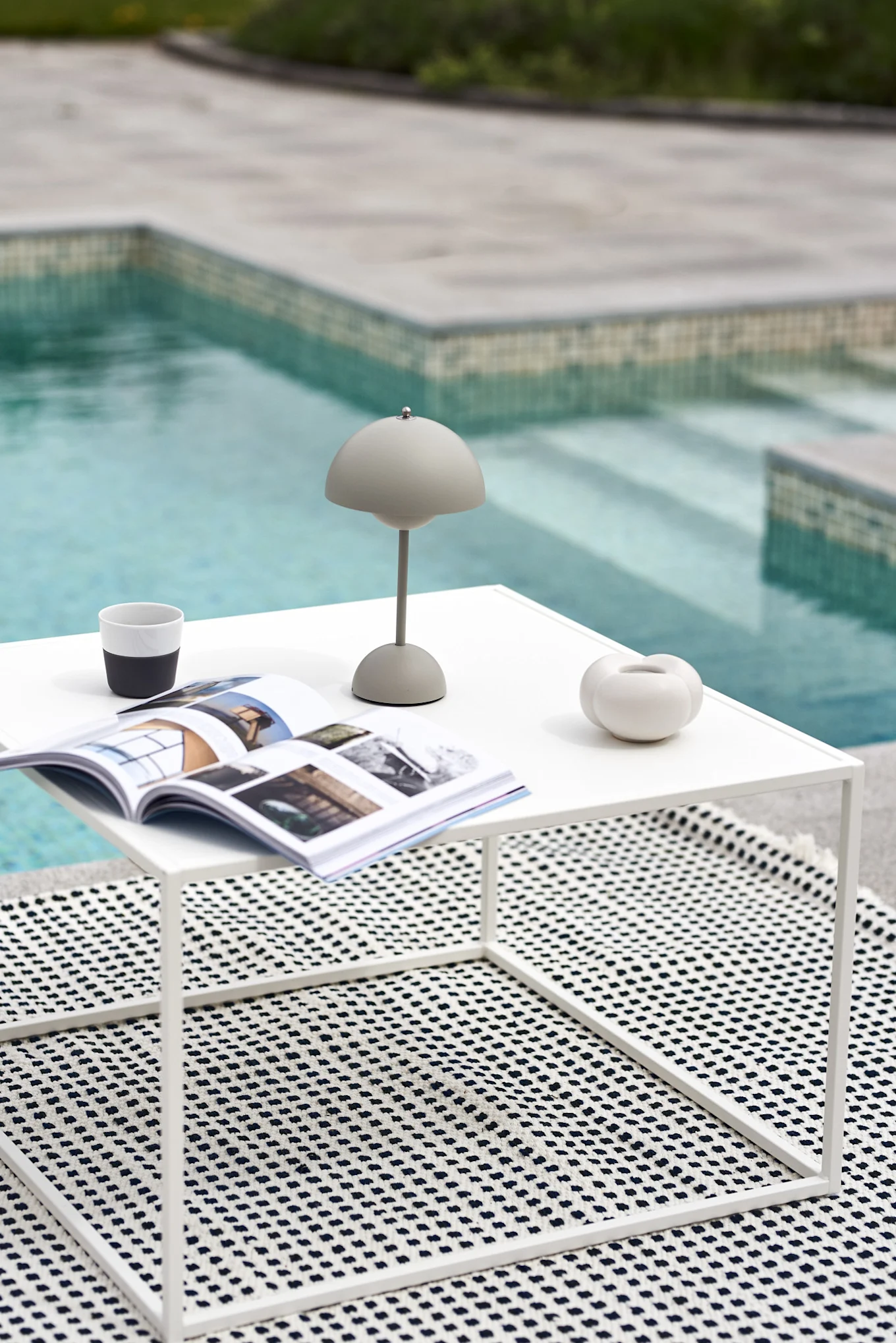 Alfombra de exterior: la alfombra de exterior Way de Ferm Living está fabricada con botellas de plástico recicladas, por lo que no hay problema en colocarla junto a la piscina.