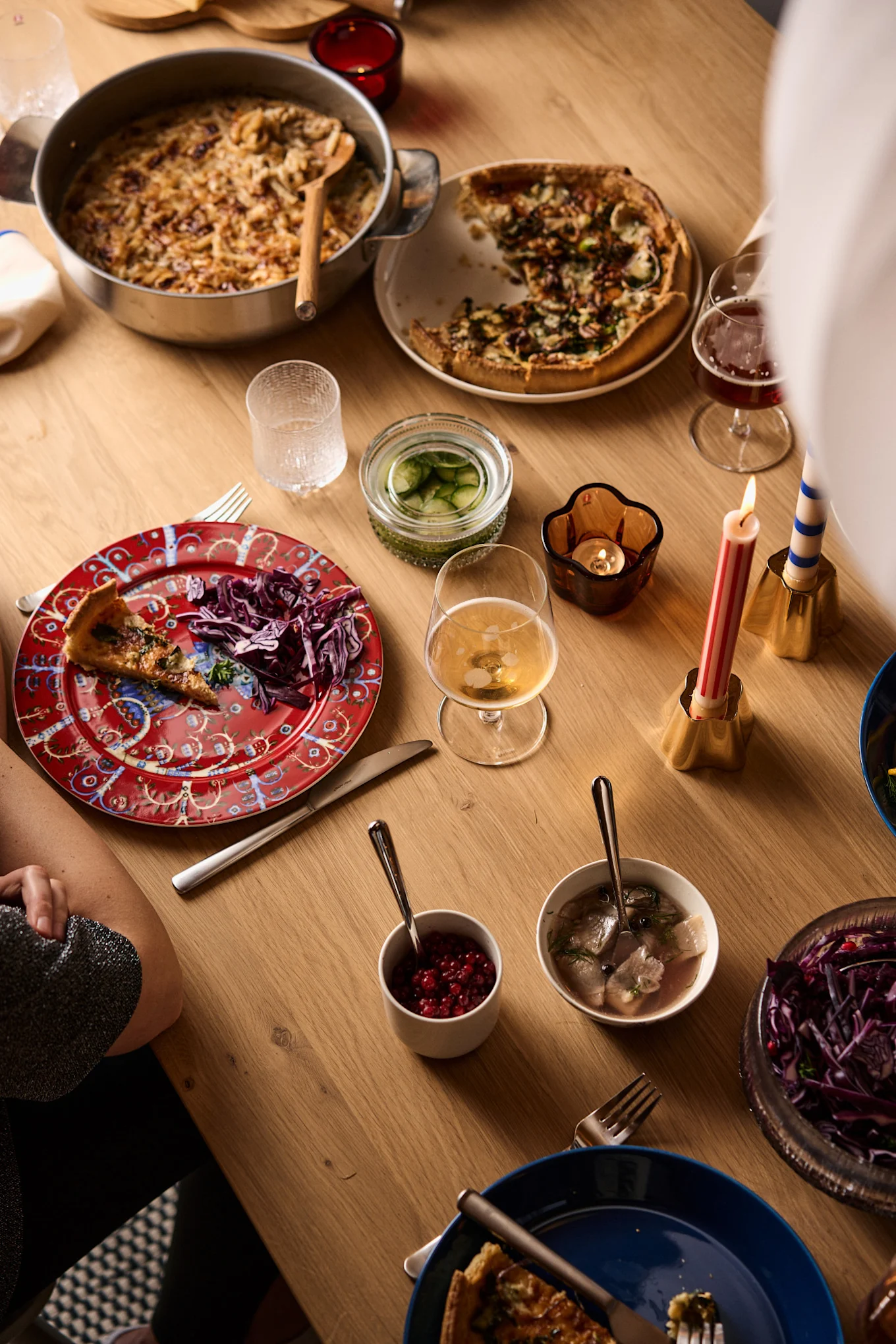 Una selección de platos típicos del Julbord sobre una mesa puesta.