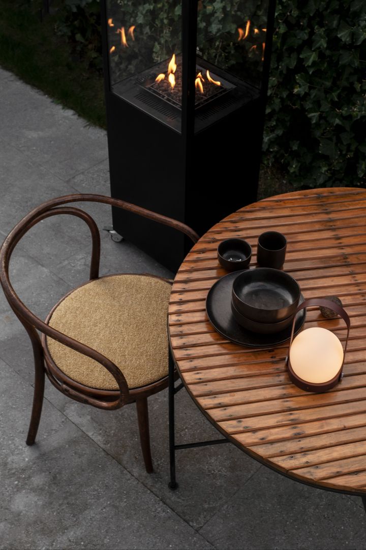 La lámpara Carrie de Audo Copenhagen es una lámpara portátil que nos recuerda a una linterna. Carrie es perfecta para llevarla al jardín o al patio donde puede iluminar el área de comedor o el rincón de descanso.