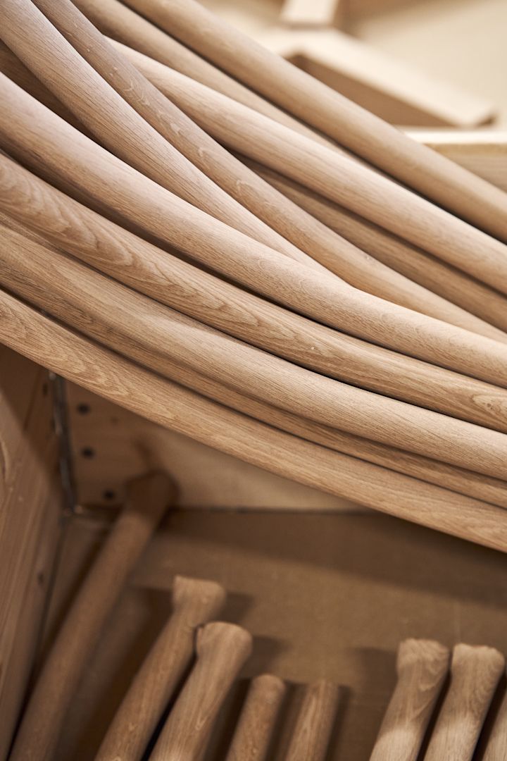 Gärsnäs: en la fábrica de Gärsnäs, todas las piezas de los muebles se fabrican individualmente y luego se ensamblan, aquí una imagen del armazón y las patas de la silla.