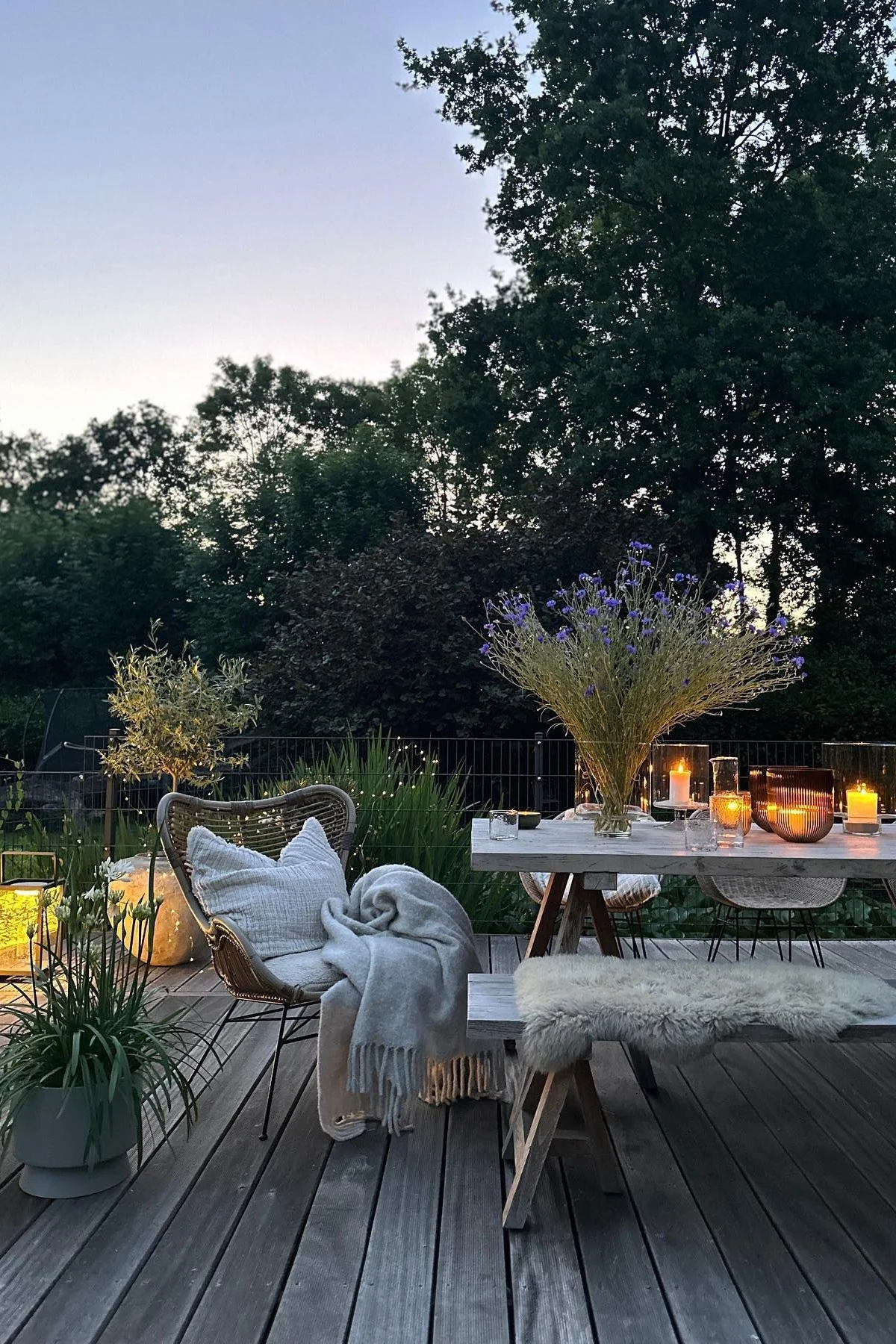 Un patio acogedor como este de @stillers.home se caracteriza por abundantes plantas, textiles acogedores y una gran cantidad de velas o farolillos.