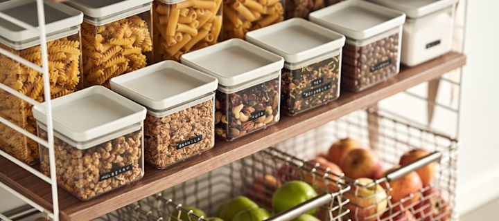 Utiliza prácticos recipientes de almacenamiento de Brabantia y etiquétalos para hacer tu día a día más fácil.