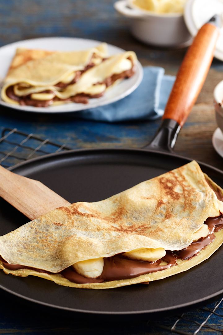 La sartén vintage para crepes de Staub es perfecta para hacer crepes con plátano y chocolate.