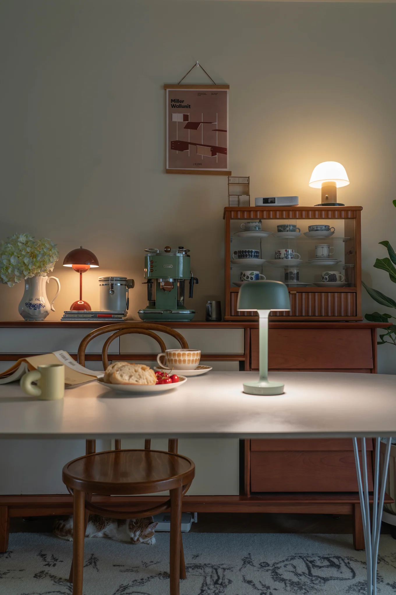 La lámpara portátil Takku en negro de Artemide es una elegante lámpara recargable que crea un suave y acogedor resplandor en el patio, ya sea en la pequeña mesa de centro o en la gran mesa de comedor.