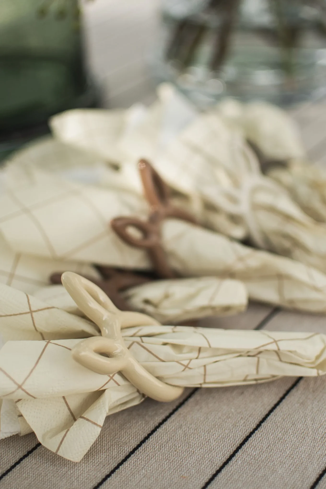 Decoración de Pascua para la mesa: el plato de Pascua Hammershøi de Kähler, decorado con motivos de Pascua, se encuentra en una mesa puesta para la celebración.